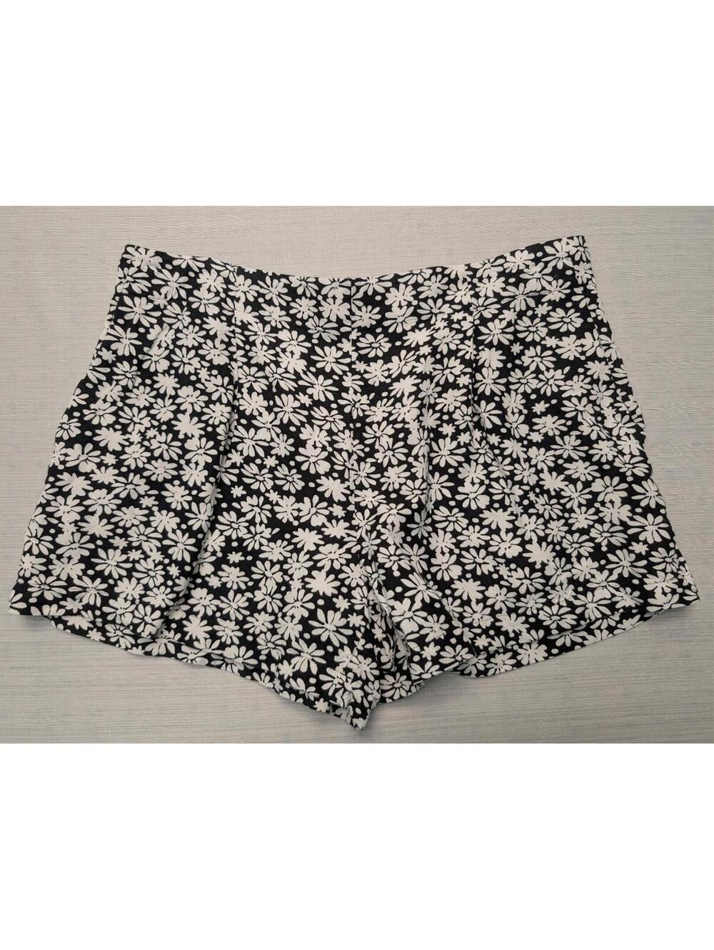 Loft Black And White Pleated Daisy Floral Linen Pull-on Shorts W Pockets Medium